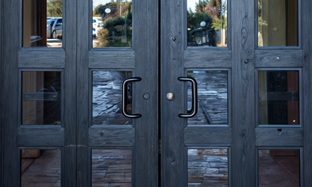 Price, technologies and even a complete system. All of these can become important when choosing a type of aluminum door