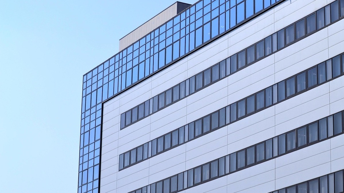 Aluminum Casement vs Awning Windows: Which Configuration Makes the Most Sense for Your Project?