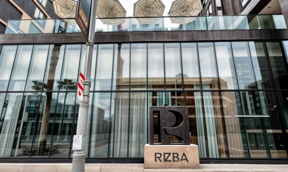 Applications of Reflective Glass in Commercial Architecture