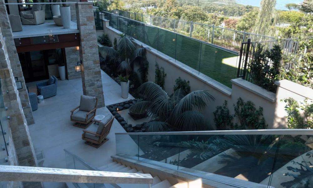 How to Choose the Right Glass Stair Railing System for Your Project: Design, Safety, and Handrail Height Considerations