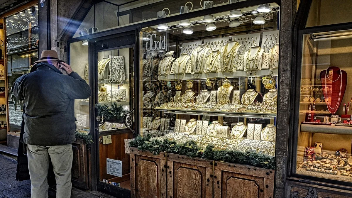Low-iron glass can reduce the green tint of thick, multilayer glazing and provide a clearer, more color-neutral view of jewelry displays
